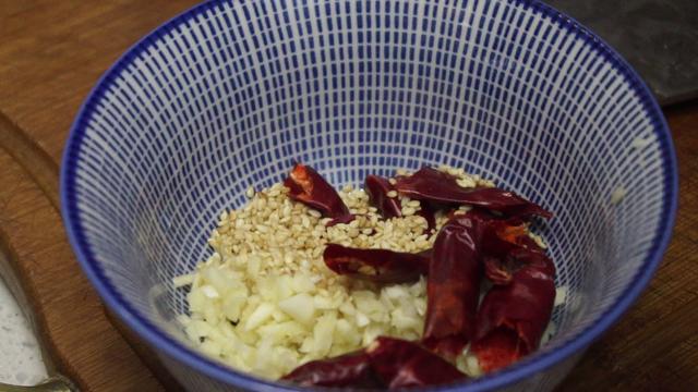 凉拌菠菜怎么做，十种凉拌菠菜的做法（凉拌菠菜怎么做才好吃）