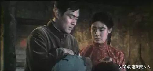 朱时茂春晚最新消息，与旗袍美女饮酒红光满面