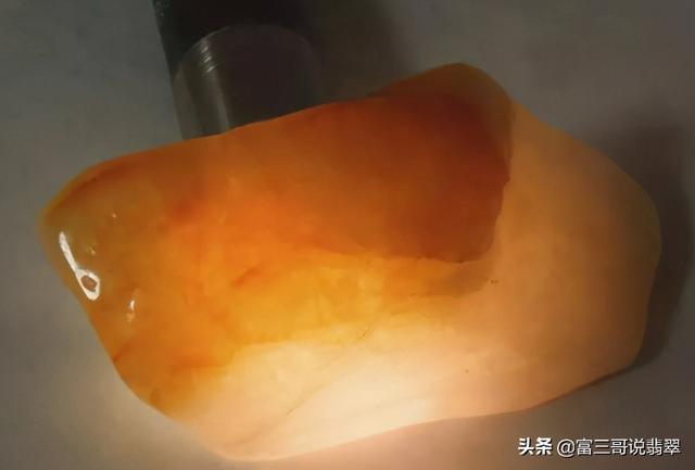 翡翠原石的入门级常识，打光看翡翠原石