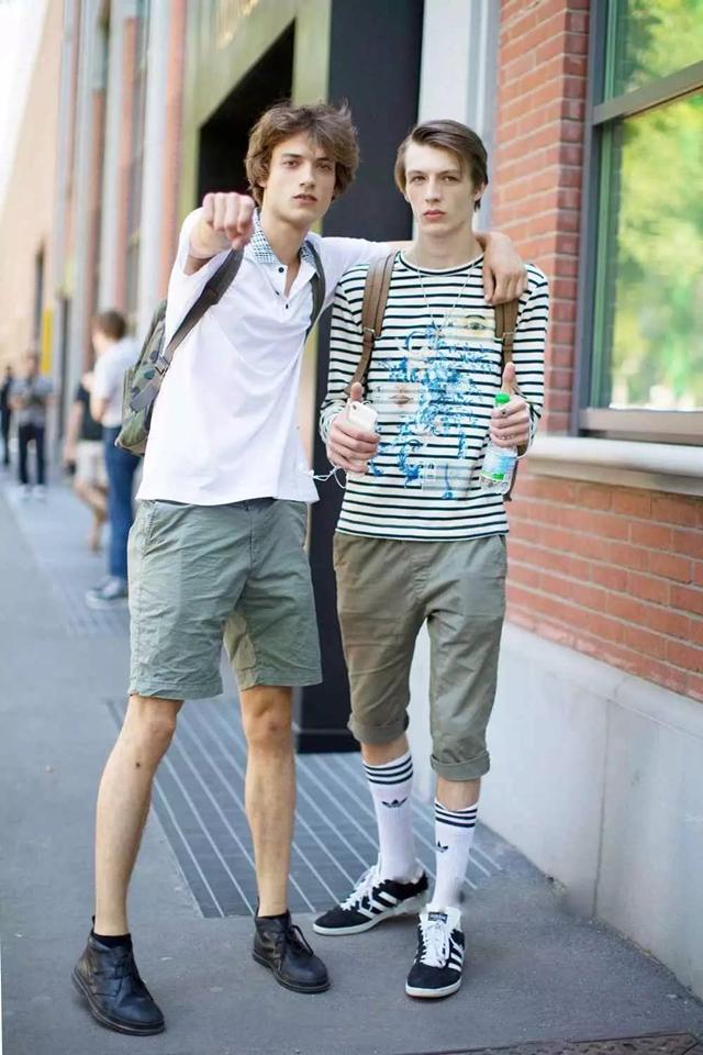 男士超级短裤怎么穿，一双长袜子不能少