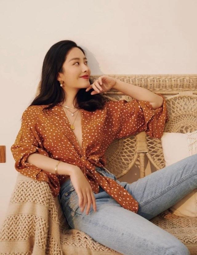 楊采鈺演繹法國復古少女風，吊帶裙大秀蝴蝶背，性感又撩人 娛樂八卦吃瓜 第8张
