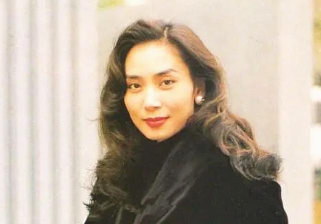 邝美云年轻时的旧照，又一港星卖房套现