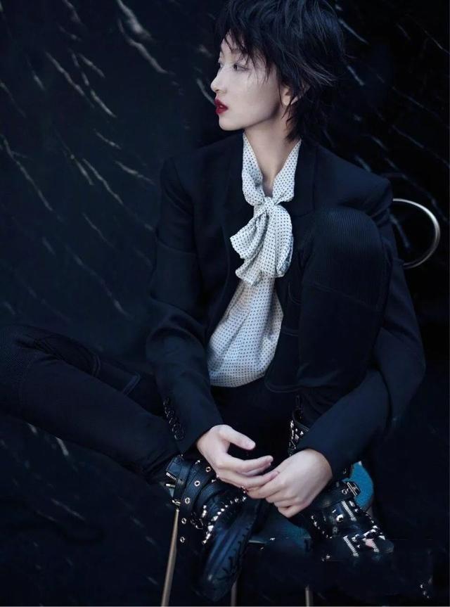 周冬雨减龄前后对比，30岁周冬雨同框35岁赵丽颖输太多