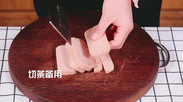 午餐肉怎么做好吃，午餐肉如何制作好吃（午餐肉这样做简单又美味）