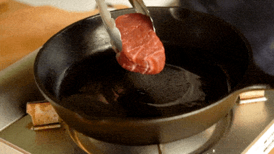 牛排用什么锅煎比较好吃，牛排不要直接放在锅里煎了