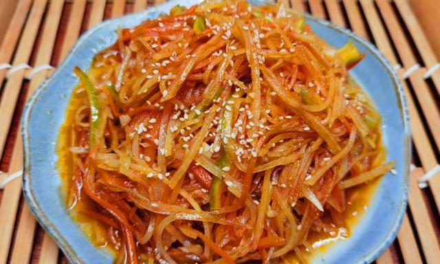炒土豆丝要焯水吗，土豆丝家常做法要焯水吗