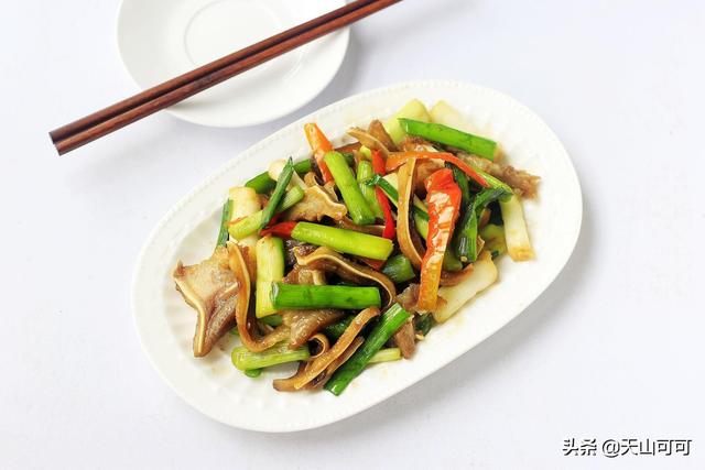 猪耳朵怎么炒好吃，猪耳朵怎么炒简单好吃（清新搭配口感爽脆）