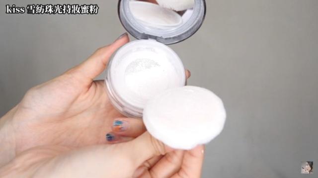 调整肤色的控油蜜粉，一款能够满足不同肤色需求的散粉——纪梵希明星四宫格散粉1号