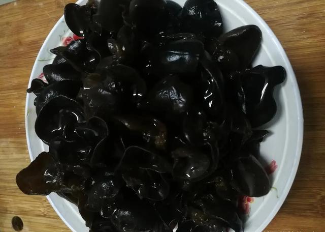 芹菜素馅饺子的做法，一斤芹菜素馅饺子的做法大全（头伏的饺子用这2种菜调馅,比韭菜鲜、比白菜嫩,鲜香不腻全家爱吃）