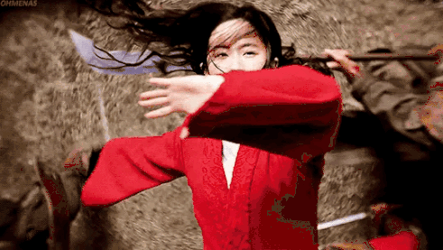 如今的刘亦菲依旧风采迷人，不管正面看还是背后看