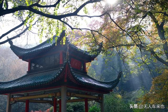 天下闻名岳麓书院，千年岳麓书院背靠麓山