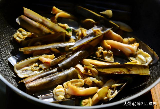 蛏子怎么做才能做出街边小吃的味，肥美的蛏子只需与姜葱简单爆炒