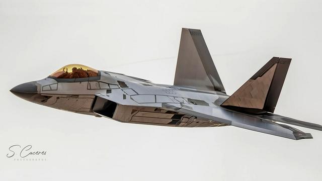 美国f8小型战斗机，美国海军第一款真正超音速舰载机