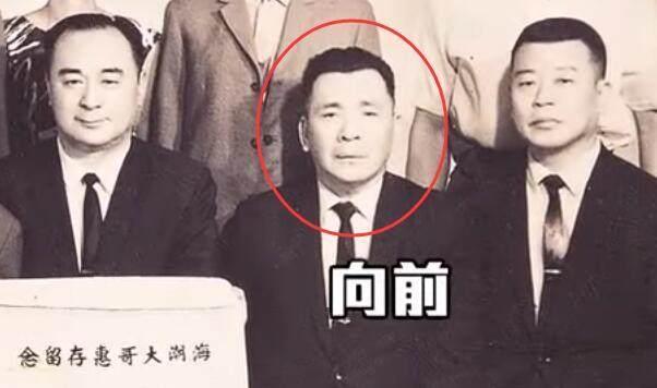向华强现在在哪干什么，向佐、郭碧婷缺席…老婆向太陪伴吹蜡烛