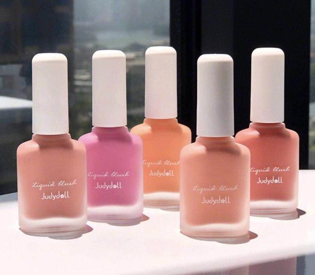 腮红膏哪个好用又持久不掉色，腮红膏它的优点是与肌肤更贴合