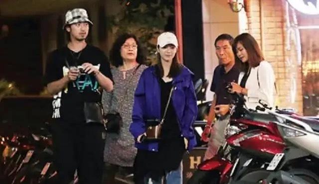 陈柏霖与绯闻女友曾坚称只是朋友，陈柏霖为绯闻女友庆生