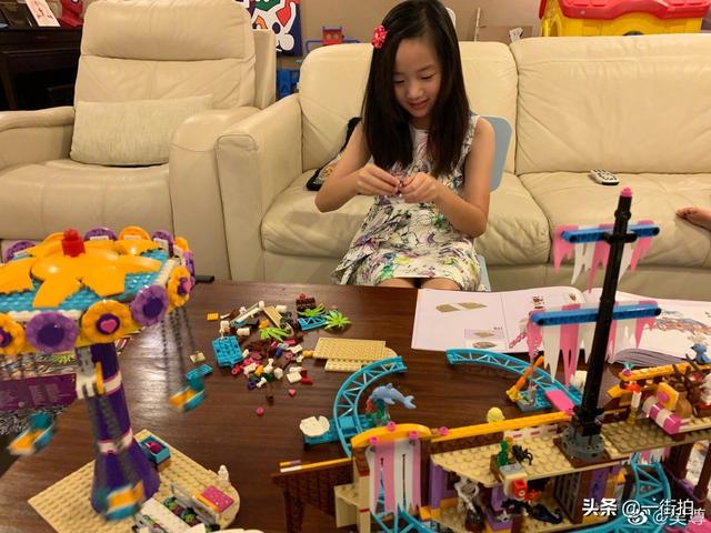 吴尊带女儿现身机场男神真的帅，指路被解读成怒指镜头