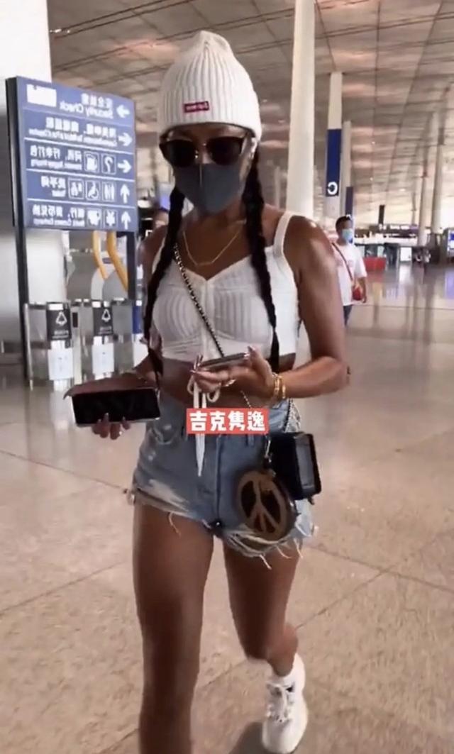 吉克雋逸三亞歸來曬變樣！穿超短吊帶背心配短褲，膚色太像非洲人 娛樂八卦吃瓜 第2张