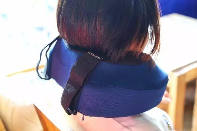 护颈枕的正确枕法，正确戴脖枕（热敷、按摩双面结合）