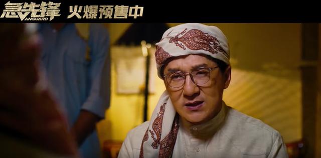 成龙在舞台上最尴尬的一次，成龙在金鸡奖颁奖礼现场亲自修座椅