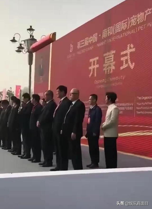 还晒出了一张王宝强在家中的旧照，土掉渣变身帅气男掀起乡村时尚潮