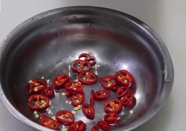 西葫芦怎样凉拌好吃窍门，凉拌西葫芦这样做特别爽口