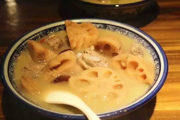 湖北人煨莲藕排骨汤，湖北地方的特色