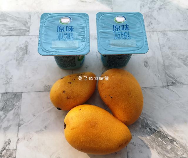 芒果和纯牛奶简单吃法，芒果里加2盒酸奶
