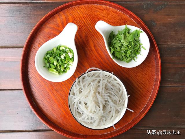 牛肉粉丝汤的做法，家庭牛肉粉丝汤最简单做法（牛肉丸粉丝汤的做法）