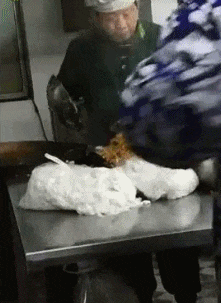 笑死我了，在高鐵上遇到了一個脫鞋的小姐姐，我用行動糾正了她 搞笑整蠱 第29张