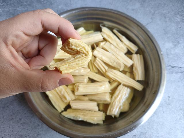 快速泡发腐竹做法大全，却不知加它发得更快