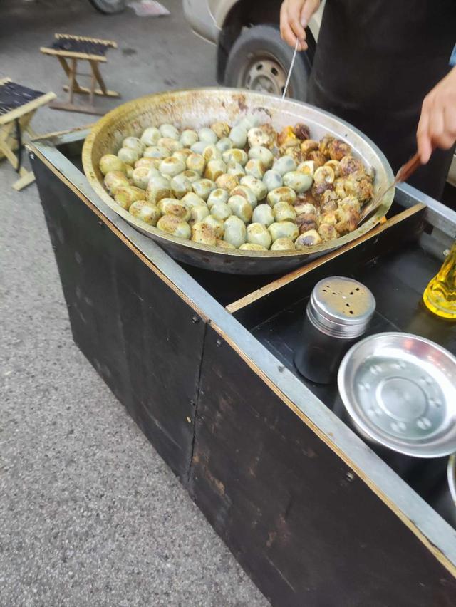 青岛有几个小吃夜市，青岛夜市上这两样重口味东西