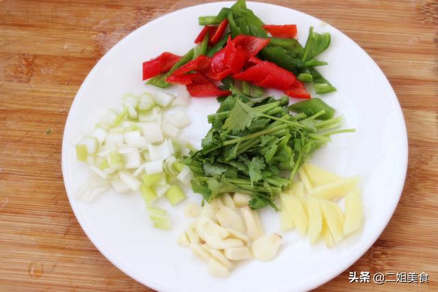 土豆片怎么炒才好吃，土豆片怎么炒才好吃又脆又好看（炒土豆条）