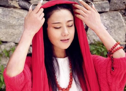 杨丽萍为什么总戴帽子，杨丽萍为什么戴帽子十年