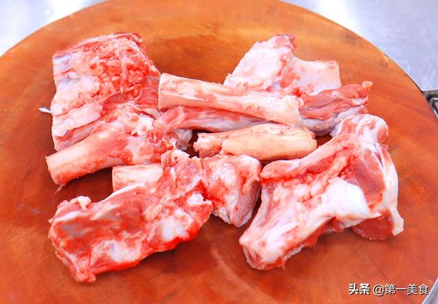 羊骨头炖多长时间，羊骨汤煮多长时间好（学会了年夜饭露一手）