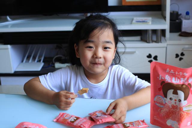 小孩爱吃的各种糖果零食，这6款零食多囤些