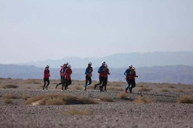 最真实的戈壁徒步，探险家携华为Mate50系列成功徒步穿越塔克拉玛干沙漠