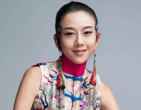 杨丽萍为什么总戴帽子，杨丽萍为什么戴帽子十年