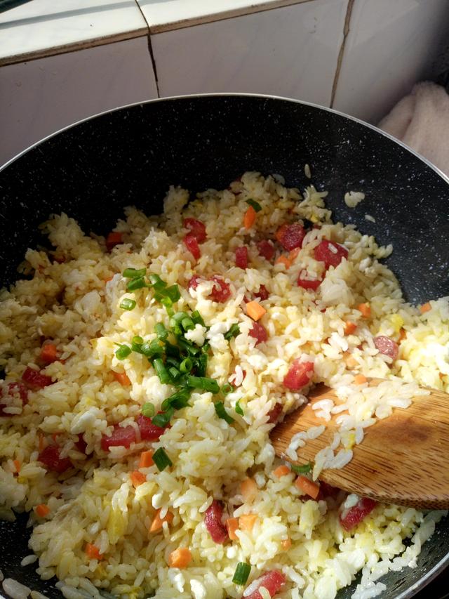 香肠炒饭怎么做，香肠炒饭怎样做（零失败快手又简单的腊肠炒饭）