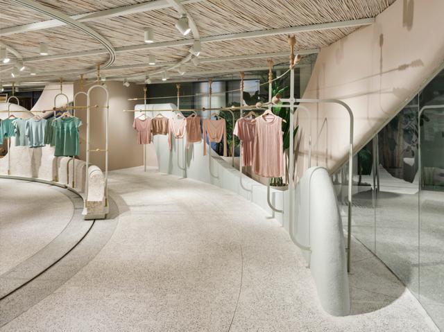 服装店春天陈列，服装店也是品牌展厅