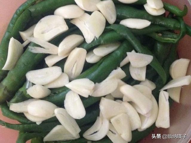 家常辣椒腌制方法两小时就可以吃，妈妈用土方法腌制