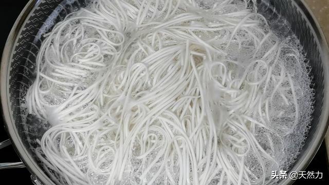 面条怎么煮好吃又简单，简单的煮面条怎么做好吃（春天给家人做面条）