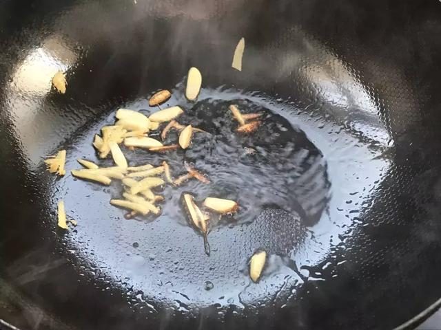 金针菇怎么炒好吃，金针菇怎么炒出来好吃又简单（这样东西和金针菇是绝配）