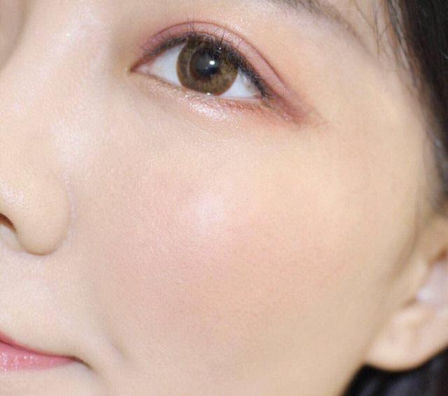 腮红膏哪个好用又持久不掉色，腮红膏它的优点是与肌肤更贴合