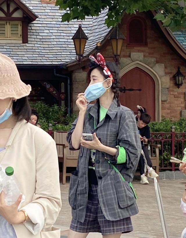 王麗坤迪士尼遊玩被拍，身材纖細皮膚白皙，40歲依舊少女感十足 娛樂八卦吃瓜 第6张