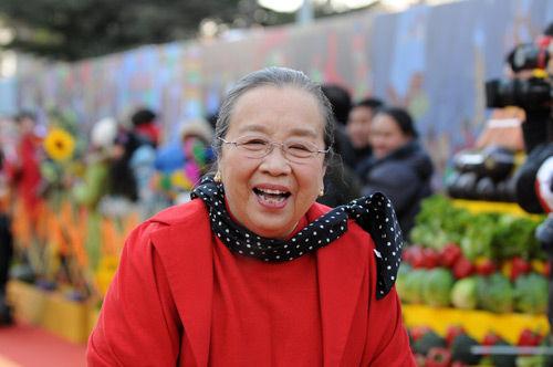 容嬷嬷李明启罕见近况曝光，86岁“容嬷嬷”李明启逛菜市场