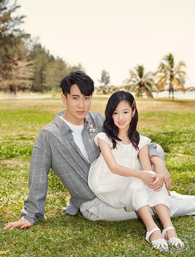 吴尊带女儿现身机场男神真的帅，指路被解读成怒指镜头