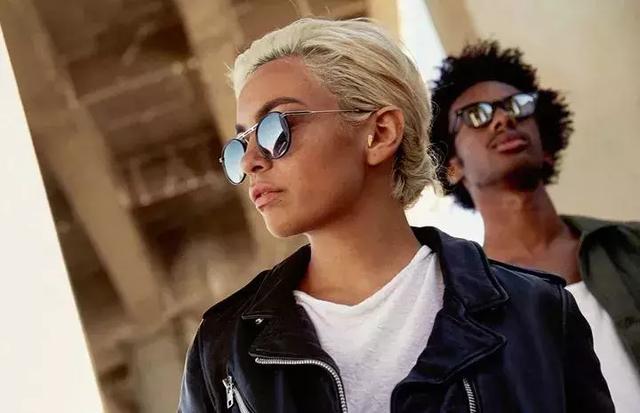 太阳镜怎么挑选，怎么选择适合自己的太阳镜（夏天开车阳光刺眼）