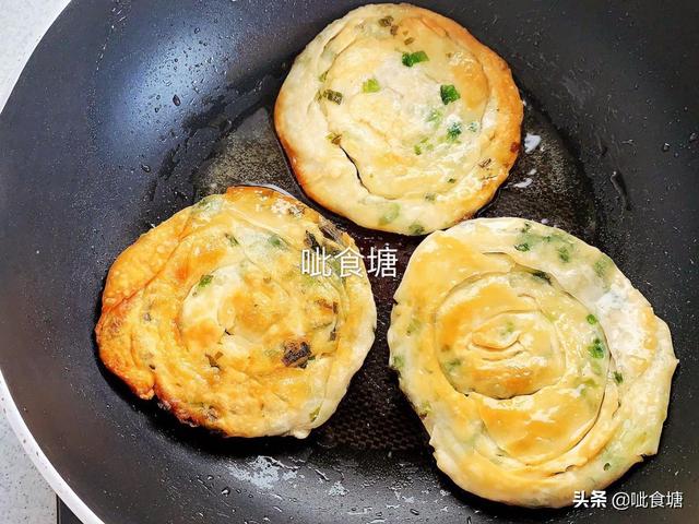 饺子皮做葱油饼，饺子皮葱油饼制作简单葱香诱人（吃剩的饺子皮不要扔了）