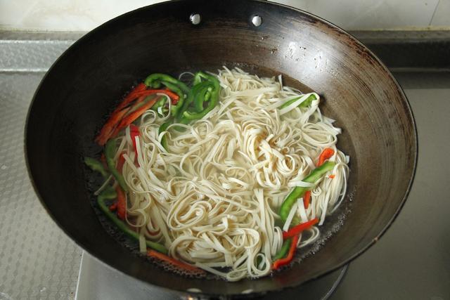 拌豆芽凉菜的做法，自制豆芽菜凉拌方法（快手菜凉拌黄豆芽）